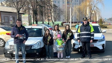 Службы ГАИ и ТАКСИ объединились в Лунинце и поздравили женщин с 8 марта!