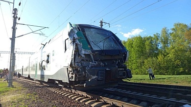 Поезд Минск-Гомель протаранил лесовоз