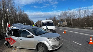 Грузовик врезался в легковушку на автодороге Р23 Минск - Микашевичи