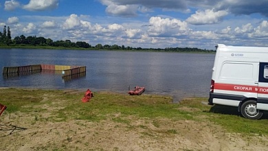 Работники МЧС спасли мужчину на озере в Брестской области