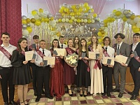12 выпускников проводили во взрослую жизнь в Лунинской средней школе