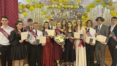 12 выпускников проводили во взрослую жизнь в Лунинской средней школе