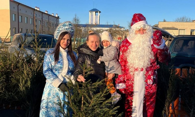 Детям - конфеты, семье - елка! На елочном базаре Лунинецкого лесхоза 