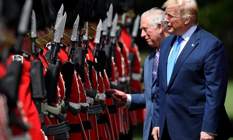 Трамп в Британии: протесты, королевский парад и скандал с похлопыванием
