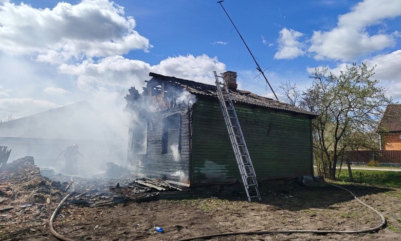 Нежилой дом горел в Лунинце 