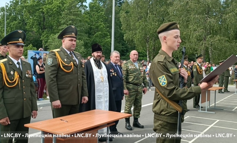 Военную присягу в Лунинце вместе с парнями принимали и девушки (фоторепортаж)