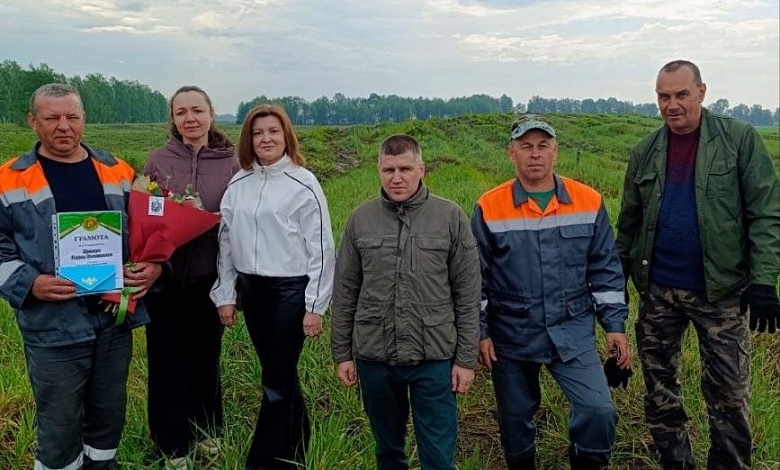 Поздравления с юбилеем принимает Вадим Кульгун, работник Лунинецкого лесхоза