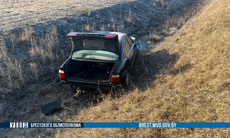 Девушка-водитель вылетела в кювет и не получила серьезных травм