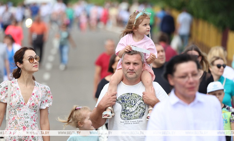 Увеличение пособий и усиление поддержки семей с детьми. Лукашенко подписал закон