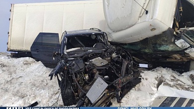 Фуру занесло и она врезалась в «БМВ» на автодороге М10