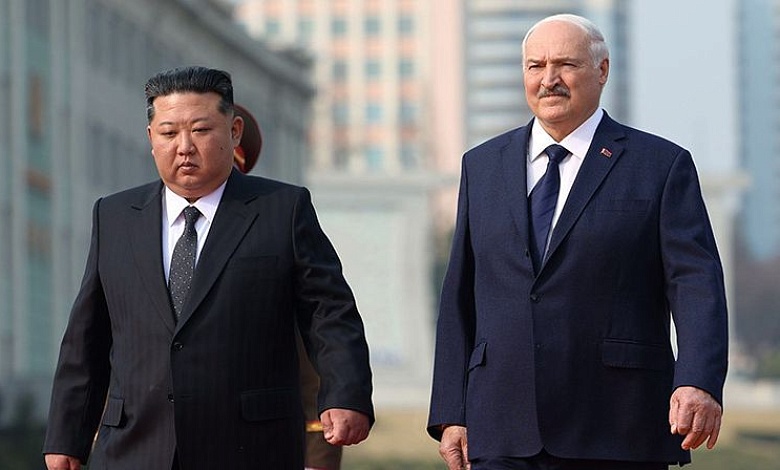 Лукашенко подарил АВТОМАТ Ким Чен Ыну! // "НА ВСЯКИЙ СЛУЧАЙ! Если враги появятся!"