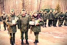 В одном строю с мужчинами! Поздравления в полевых условиях принимают женщины-военнослужащие!