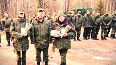 В одном строю с мужчинами! Поздравления в полевых условиях принимают женщины-военнослужащие!