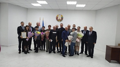 Продолжают принимать поздравления семьи в Лунинецком районе