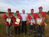 На жатве в Лунинецком районе чествовали два экипажа-тысячника 