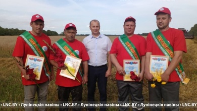 На жатве в Лунинецком районе чествовали два экипажа-тысячника 