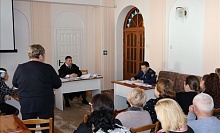 Завклубом фиктивно устроила мужа на работу и получала его зарплату. Ее судили