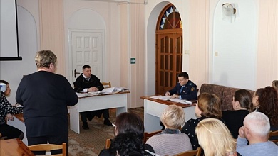 Завклубом фиктивно устроила мужа на работу и получала его зарплату. Ее судили