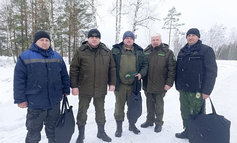 Поздравили на рабочем месте. Работники лесхоза трудятся на разработке буреломных участков