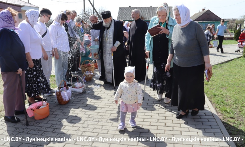 В храмах освящают яства для благословения Пасхальной трапезы