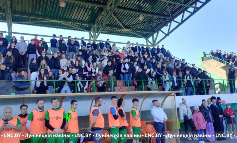 Молодежь пришла на футбол в Лунинце