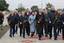 Депутаты Брестчины возложили цветы к Братской могиле в Микашевичах