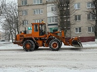 Не мешайте работе спецтехники! Продолжается расчистка снега