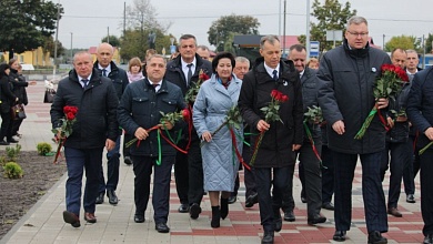 Депутаты Брестчины возложили цветы к Братской могиле в Микашевичах