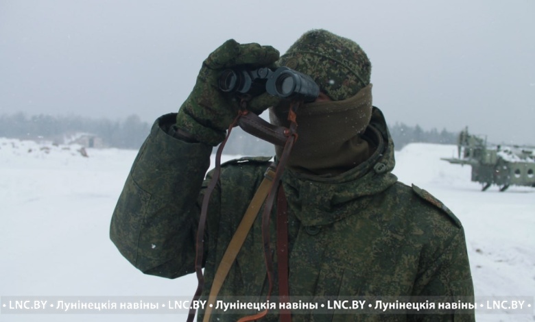 Военнослужащие в Лунинце занимаются боевой подготовкой