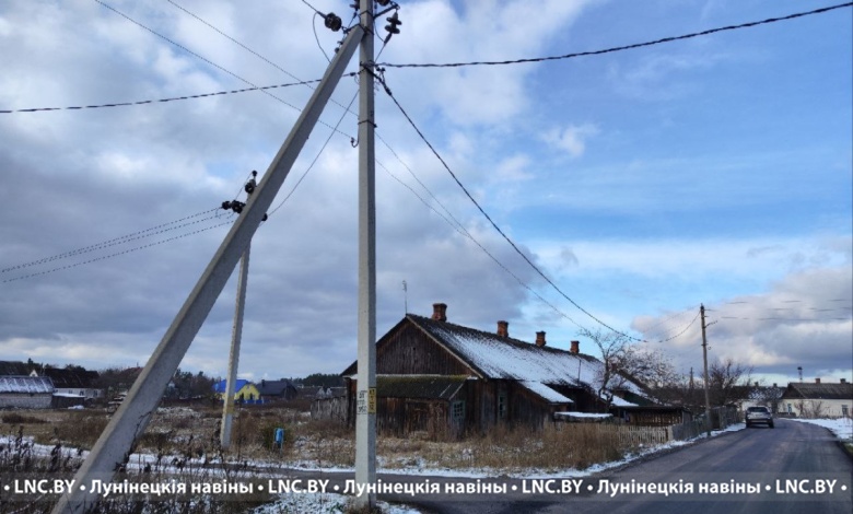 Фотофакт: провисают провода линии электропередач в Микашевичах 