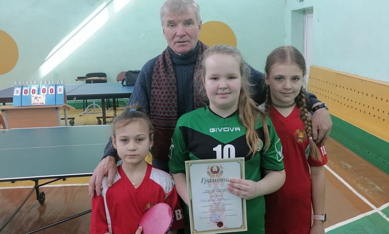 В настольный теннис играют девчата в Лунинецком районе