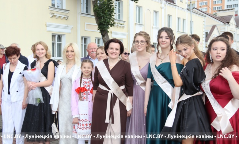 Парад выпускников-2025 состоялся в Лунинце. Большой фоторепортаж