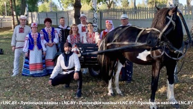 На празднике деревни на Станции Дятловичи всех желающих катали на бричке