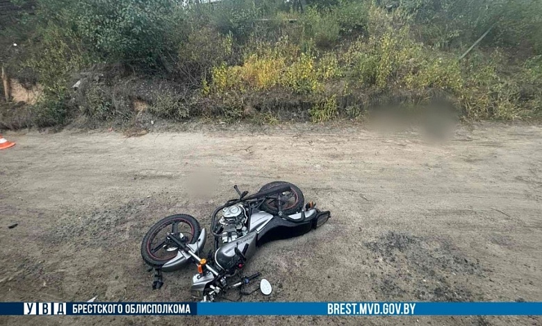 Мужчина врезался в бетонное ограждение в Брестской области. Не справился с управлением