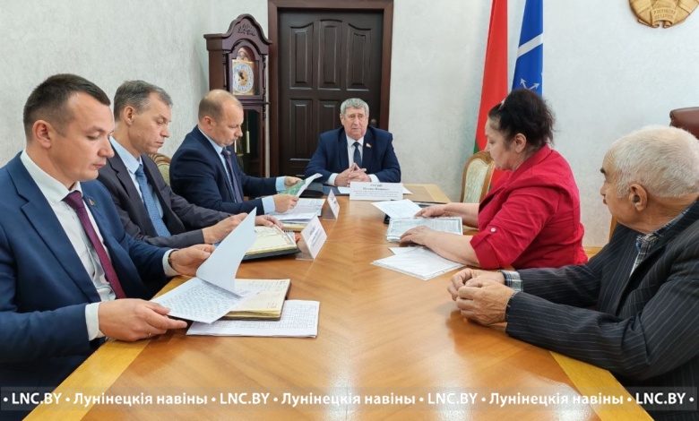 Михаил Русый проводит прием граждан в Лунинце