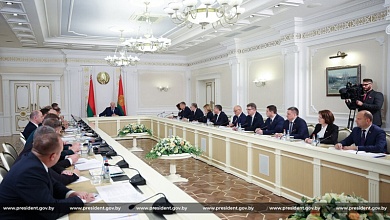 Лукашенко: Двое детей было! В комнате не развернуться! Туалет на улице!