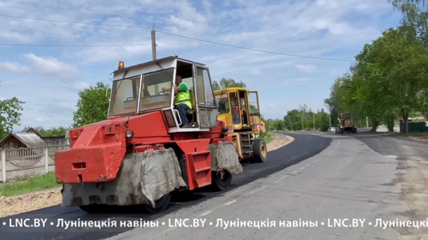 За дороги во Дворце взялись работники ДРСУ-101 в Лунинецком районе