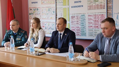 Конституция, точки роста и безопасность. Руководитель Лунинецкого района встретился с коллективом ЖКХ