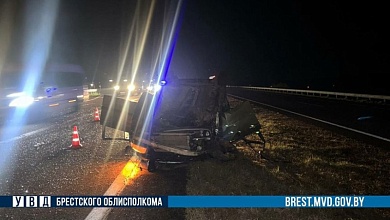 Легковушка столкнулась с грузовиком и перевернулась на крышу в Барановичском районе 