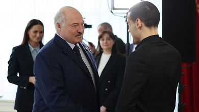 Лукашенко: Пусть ездит на СИВОМ КОНЕ, а не на Мерседесе! // Жёстко про картошку и цены