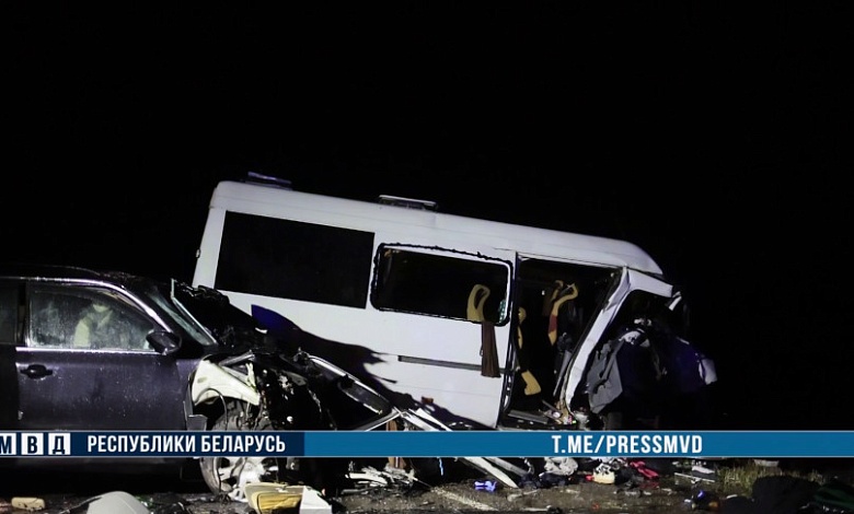 Шесть погибших! Маршрутка сначала столкнулась с трактором. В МВД дополнили картину смертельного ДТП