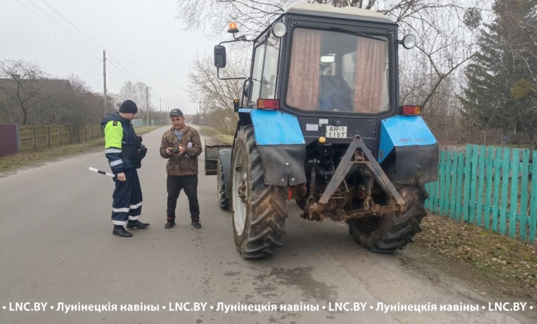 Сотрудники ГАИ на дорогах особое внимание уделяют сельхозтехнике