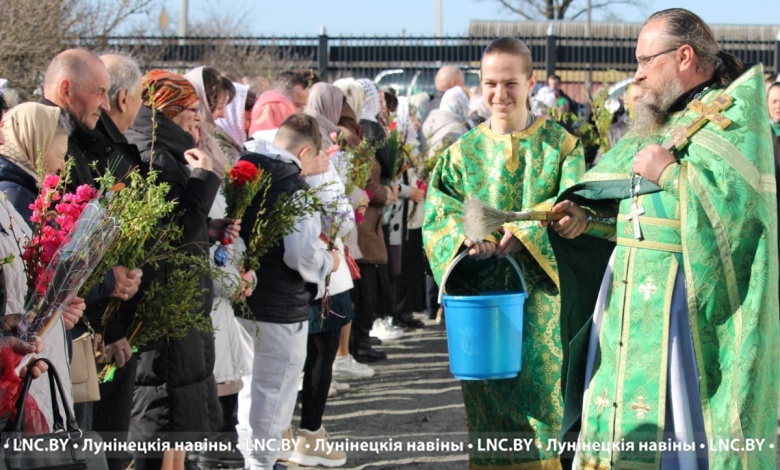 Вербное воскресенье встречают православные христиане в Микашевичах