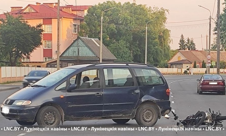 Жесткая авария с участием мотоцикла в Лунинце. Его водитель в больнице 
