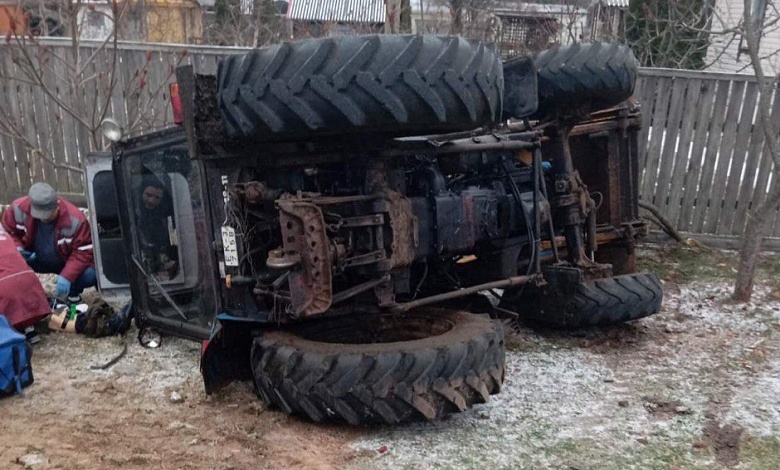 Трактор перевернулся в Житковичском районе. Погиб молодой человек