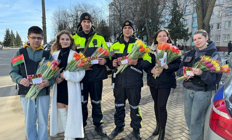 Цветы массово дарят женщинам на улицах Лунинца