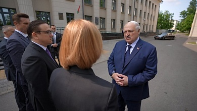 Лукашенко: Сколько можно помогать? Они ВИСЯТ на плечах государства!