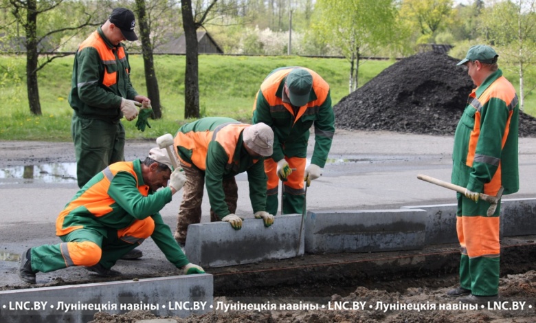 В Микашевичах благоустраивают улицу Привокзальную