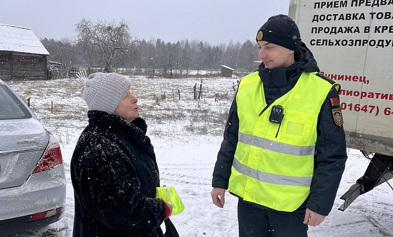 Сотрудники ГАИ раздают фликеры по маршруту автолавки в Лунинецком районе