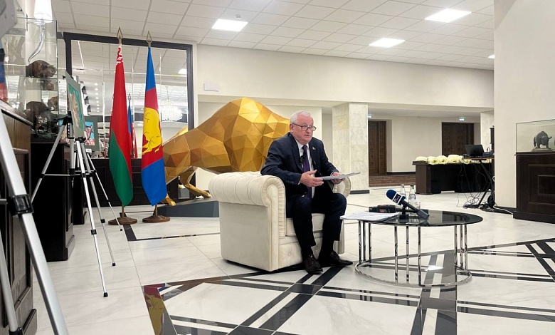 Петр Пархомчик общается с представителями СМИ